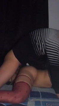 Der ehemann ihrer stiefmutter findet heraus, dass sein femboy eine schlampe ist und füllt ihren arsch mit Milch und lässt ihn entleeren