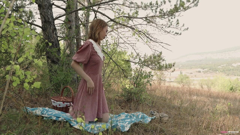 Teen Dreams: Lana brincando ao ar livre com seu vibrador