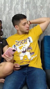 Nevlastní sestry ho poprvé kouří