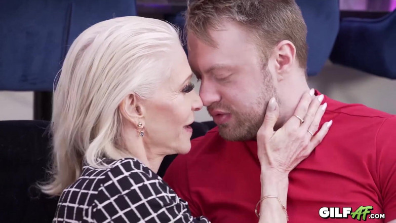Gilf AF: Babcia zostaje zerżnięta