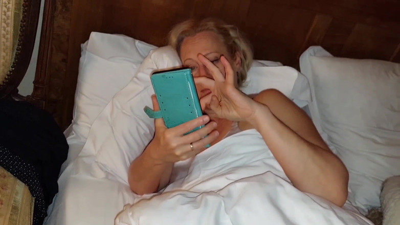 Selena701: Selena lagi asik main game pagi-pagi - close up