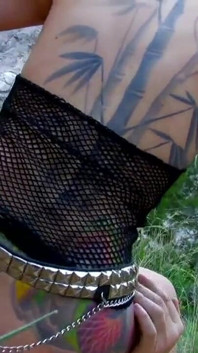 Blondynka młoda dziewczyna z wytatuowaną dupą lubi jebanie w dupę na świeżym powietrzu