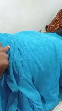 Tamilische ehefrau mit milchigen möpsen wird hart gefickt