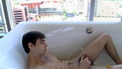 Piss Twinks: Zelfzuiger wordt plakkerig en nat!