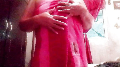 Gloryhot69: Nenek tua panas, dia keluar dari bilik mandi dalam tuala...