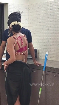 Seksi hizmetçi ev sahibi desi hizmetçiyi baştan çıkarıyor sert seks