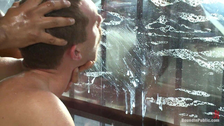 Bound in public: Un armăsar sexy suportă electricitate, pule și picioare într-un magazin de haine