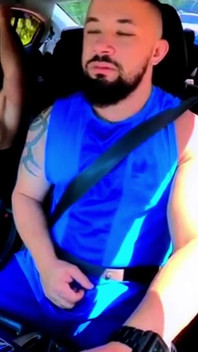 Non ha vergogna! Natzinha che mostra il seno nel traffico e si tocca