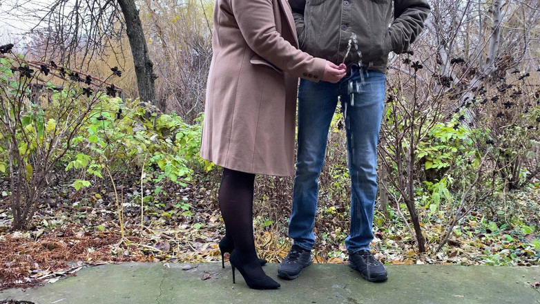 OurFetishLife: Tchýně v kožené sukni a na podpatcích drží péro zetě,...