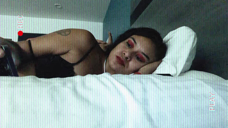 ToXxXiicBarbiie: Banging and Chatting with Viewers on a Live