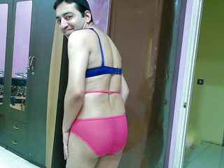 Cute & Nude Crossdresser: गुलाबी-नीले अधोवस्त्र में प्यारी और सेक्सी बहिन क्रॉसड्रेसर फेमबॉय स्वीट लॉलीपॉप।