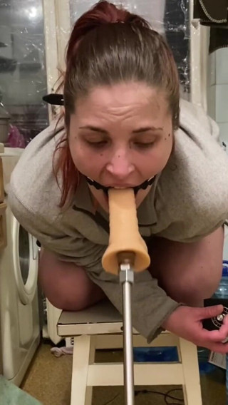 Elena917: fickmaschine durch einen mundring