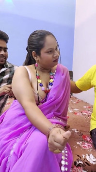 Bhabhi est venue pour demander un prêt et lui a donné des pieds en échange de sexe.
