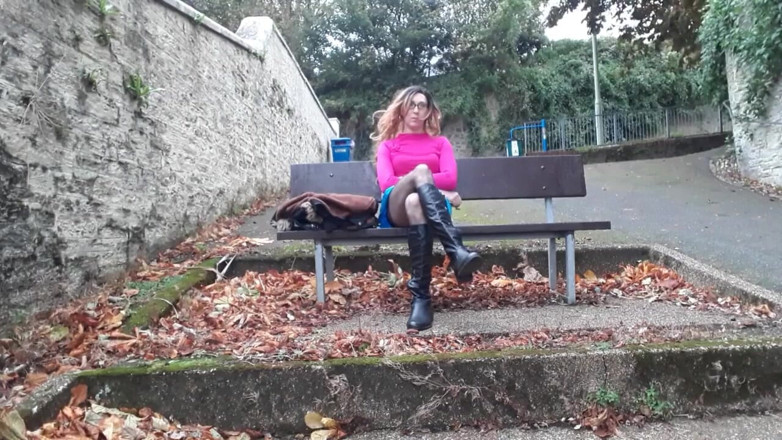 The Midnight Minx: Crossdresser utomhus blinkande och wanking