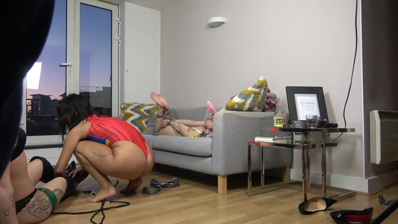 Latina Fetish: Lilly, Emerald en latina in: Streamer bond haar vrienden vast,...