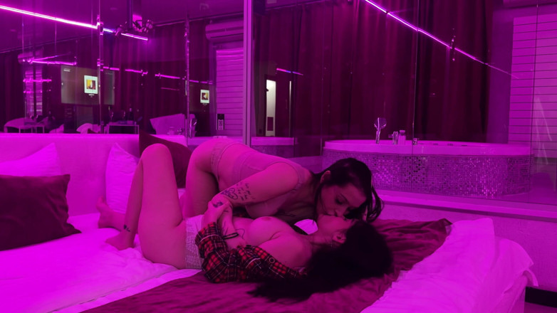 LuchCrush: J’ai forcé ma demi-sœur coquine à me lécher à l’hôtel