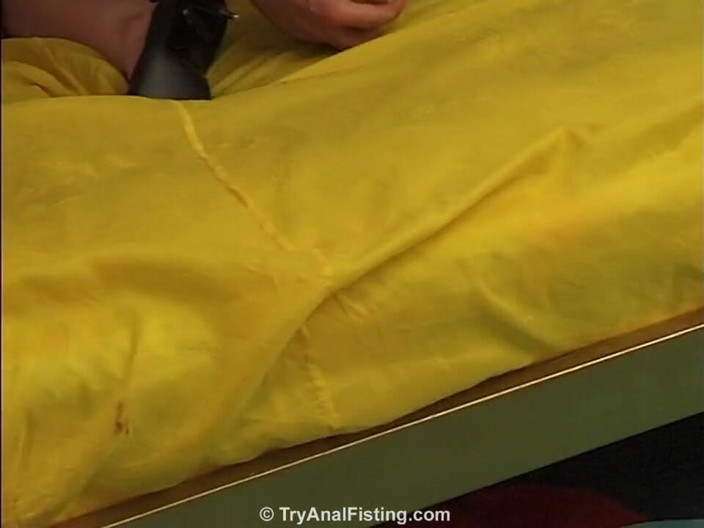 Try Fisting: Bisex foursome and ass fisting