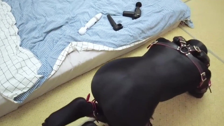 Aisan girl bondage: Mz08 - la legata in tuta di lattice raggiunge l'apice