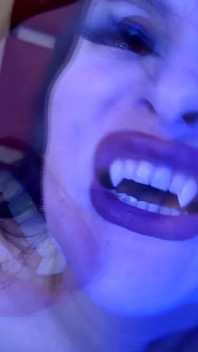 Zeița vampir are orgasm ca un nebun