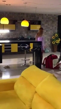 Un afortunado mensajero en moto entregó pizza a una joven deliciosa