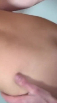 Pasangan muda seksi berkongkek di bilik air