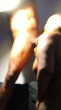 Şanslı kız para moscato - büyük götlü siyah orta yaşlı seksi kadın fışkırtıyor, boşalıyor ve yüzüne büyük bir boşalma alıyor