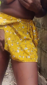 Si masturba all'aperto in gonna corta sexy gemendo e sborrando duro