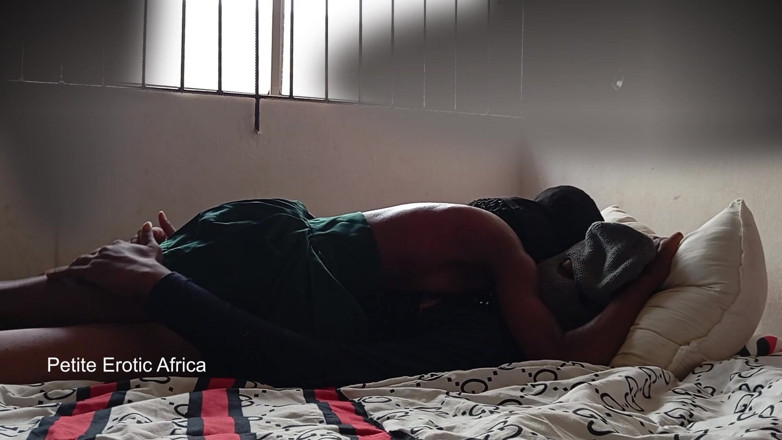Petite Erotic Africa: Zenci genç kız biniyor