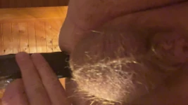 Rakaman dekat Telur Atuk dan Penembusan Dildo Hitam Panjangnya yang berusia 50 Cm