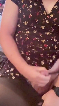 Garota trans em um vestido curto e meia-calça se masturbando