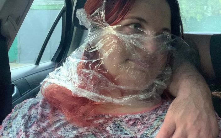 Elena studio: Plastikowa owijanie oddechu w samochodzie na zewnątrz