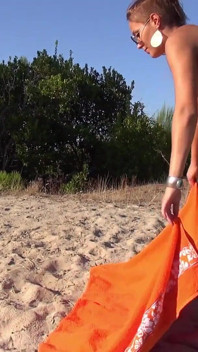 Roztomilá 18letá dívka nahá na pláži