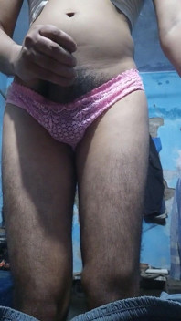 Junger indischer Sissy Femboy in bh und höschen seiner stiefschwester beim wichsen bis zum abspritzen