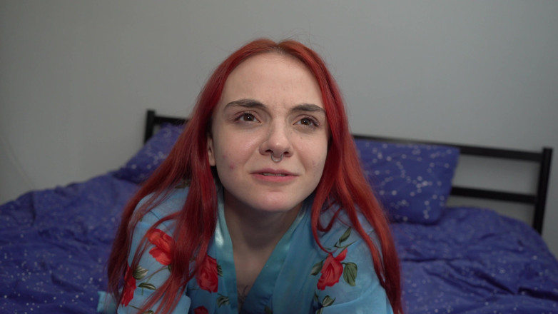 LoveHomePorn: Impresionante pelirroja se desnuda y juega con ella