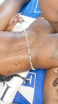 Mfm üçlü afrikalı büyük zenci yarağı sert sikiş ıslak sulu amcığını sikiyor götüne şaplak atıyor