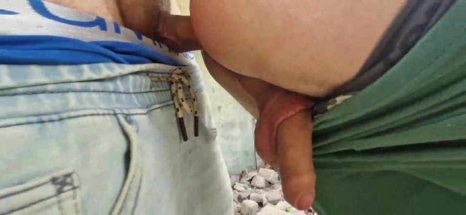 AlexGay: イケメンは廃墟で迷子になってしまいました。ウォッチャーのパパは、コンドームなしで私のお尻を犯しました。