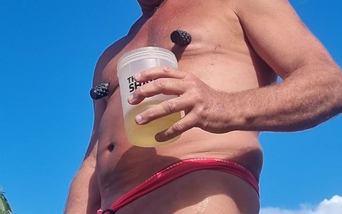 yogiyumyum: Patio trasero bebiendo pis
