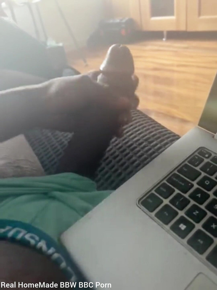 Big black cock BBCee: Ich streichcke meinen großen schwarzen schwanz beim porno gucken