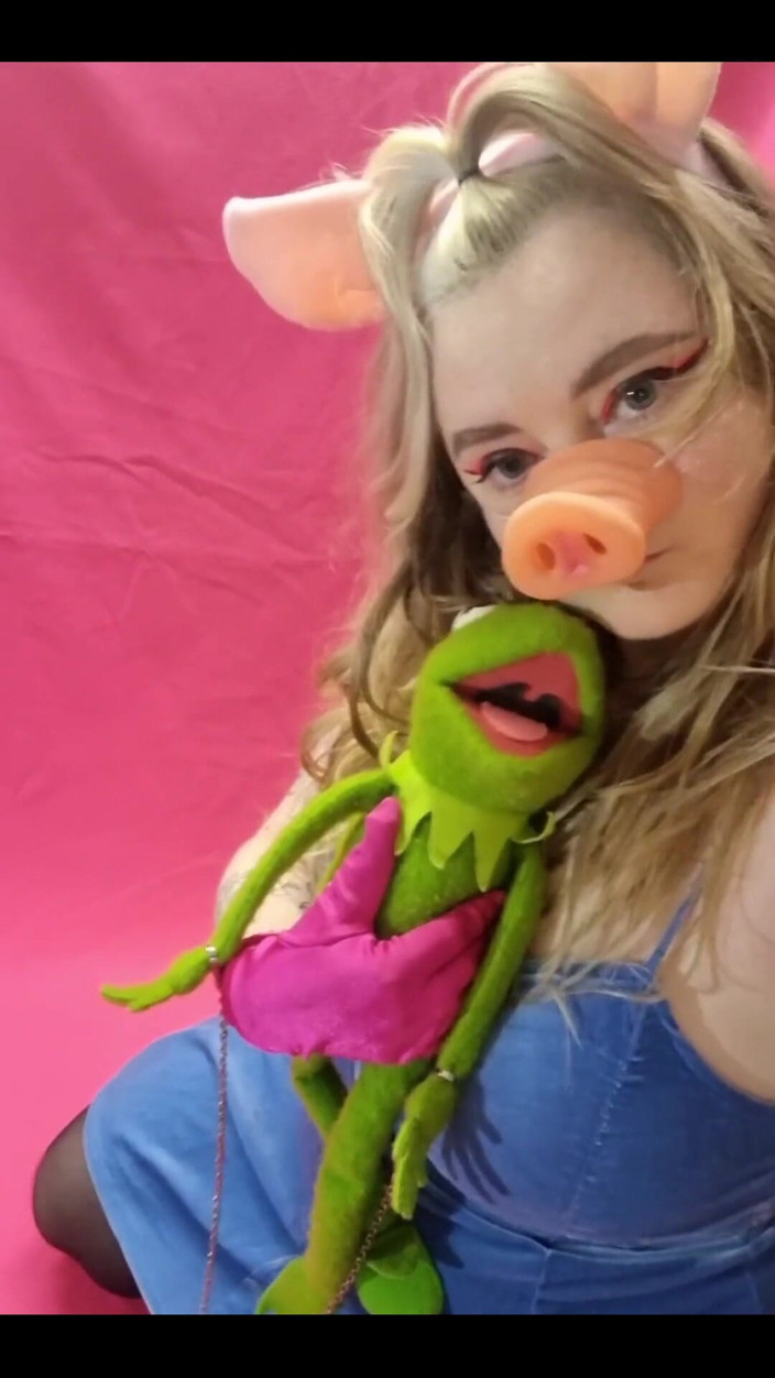 Bunny Royle: Miss Piggy Yang Seksi – Tetek Besar Berhenjut