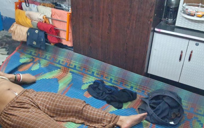 bustypriya: Menina com tesão fode por homem do pau grande