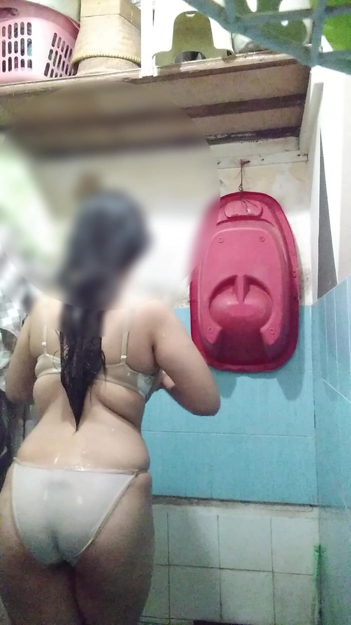 MellyMeylinda: Cewek cantik dan seksi di kamar mandi