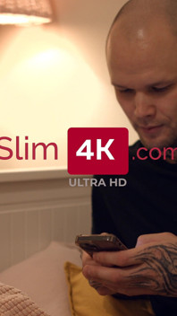 プリティ・ディ - 4K - 痩せたティーンが犯され、中出しされる
