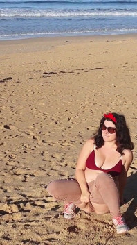 Mulher mijando em uma praia pública enquanto ninguém está lá