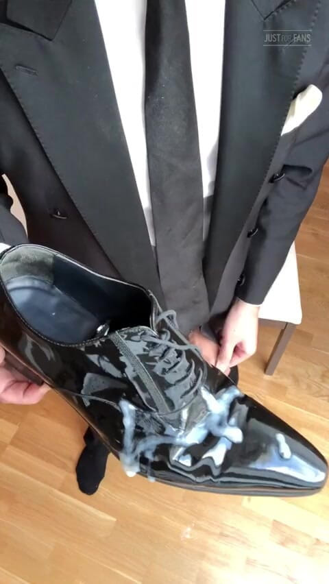 Master Shiny Shoes: Wichsen Im Schwarzen Anzug