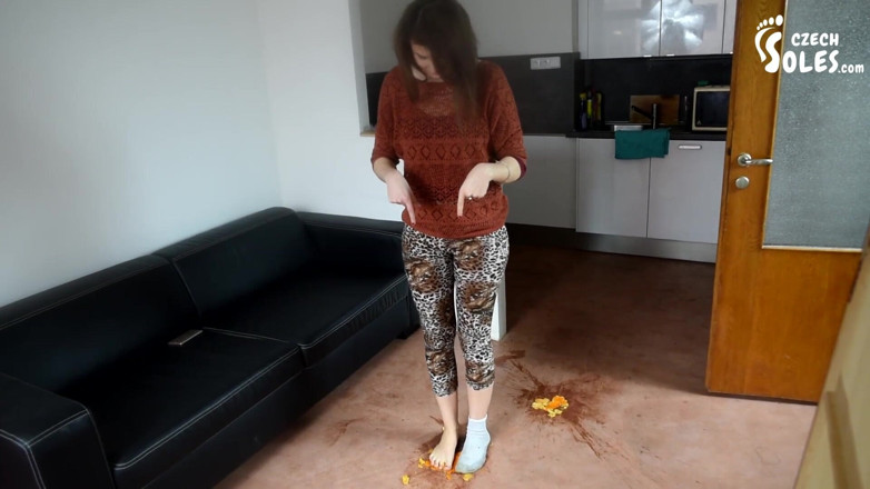 Czech Soles - foot fetish content: Sofia v drcení ovoce v jejích opotřebovaných ponožkách