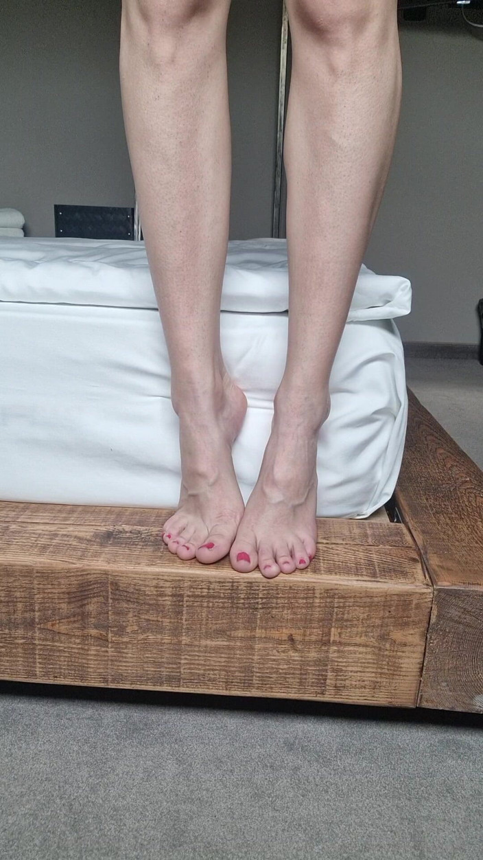 silicone_brunette: 脚趾戏弄