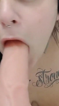BBW Com Seu Brinquedo No Banheiro
