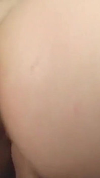 ブロンドの美女が足で大きく伸びるワイルドなフェティッシュセックス