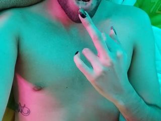 Camilo Brown: Dedilhando minha bunda molhada e masturbando até eu gozar