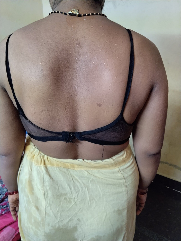 saira454: 德西印度赛拉阿姨洗澡，印度女人洗澡，家庭主妇洗澡并用肥皂洗她紧致的阴户